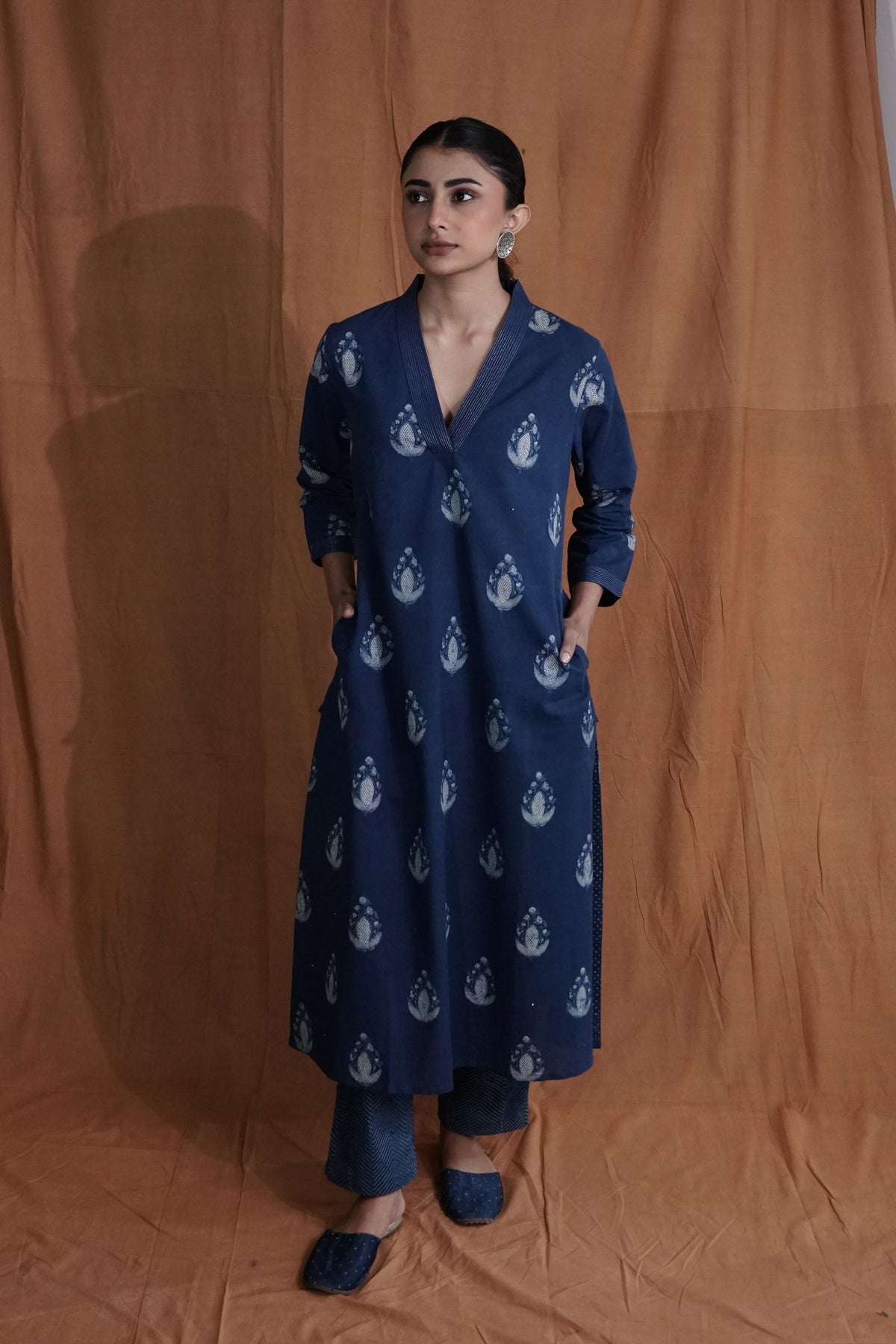 V-neck Butti Kurta : Indigo