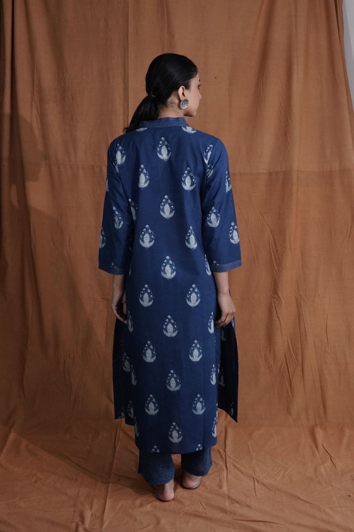 V-neck Butti Kurta : Indigo