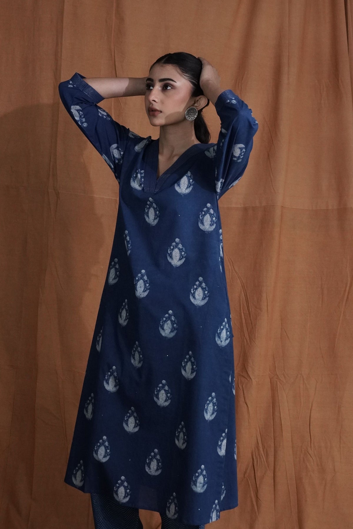 V-neck Butti Kurta : Indigo
