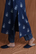 V-neck Butti Kurta : Indigo