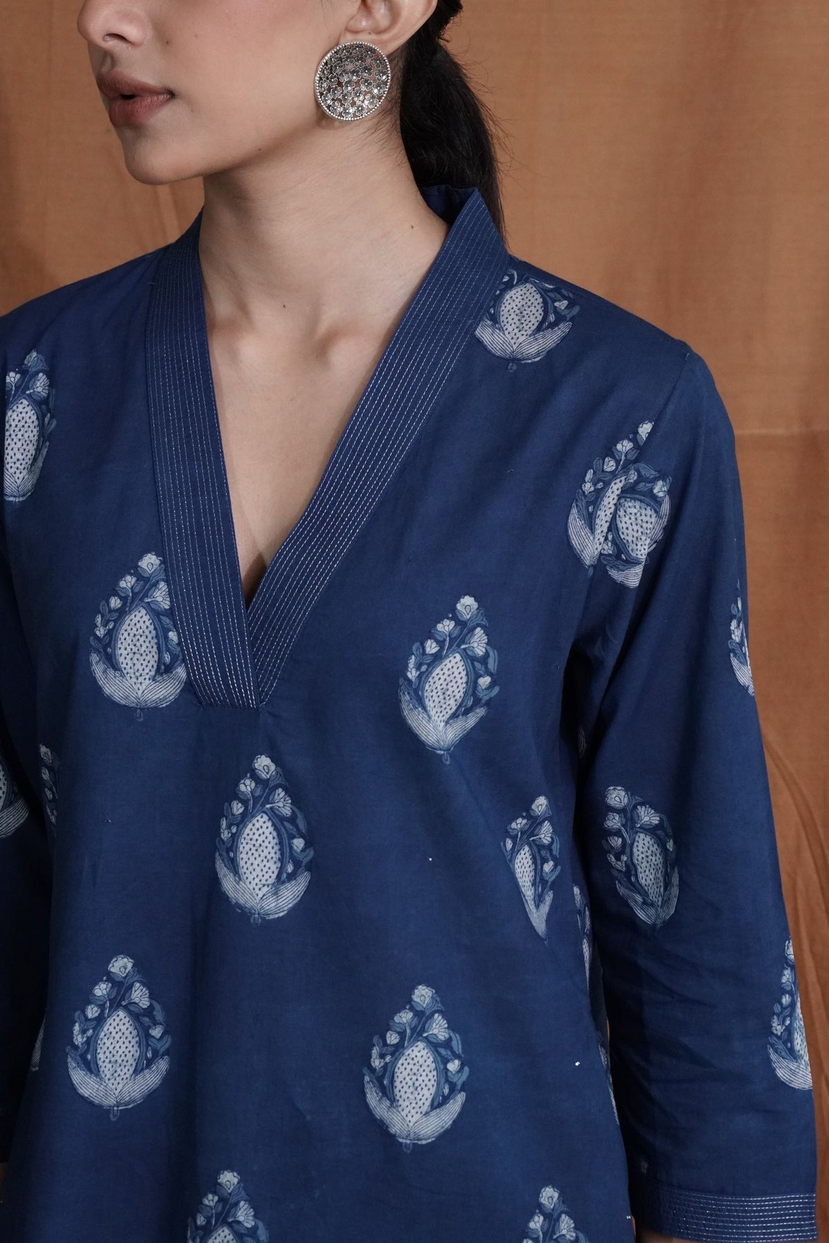 V-neck Butti Kurta : Indigo