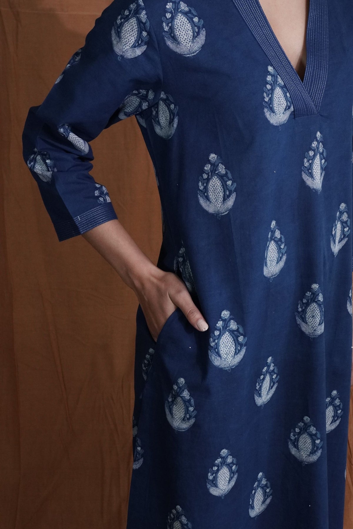 V-neck Butti Kurta : Indigo