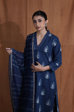 V-neck Butti Kurta : Indigo