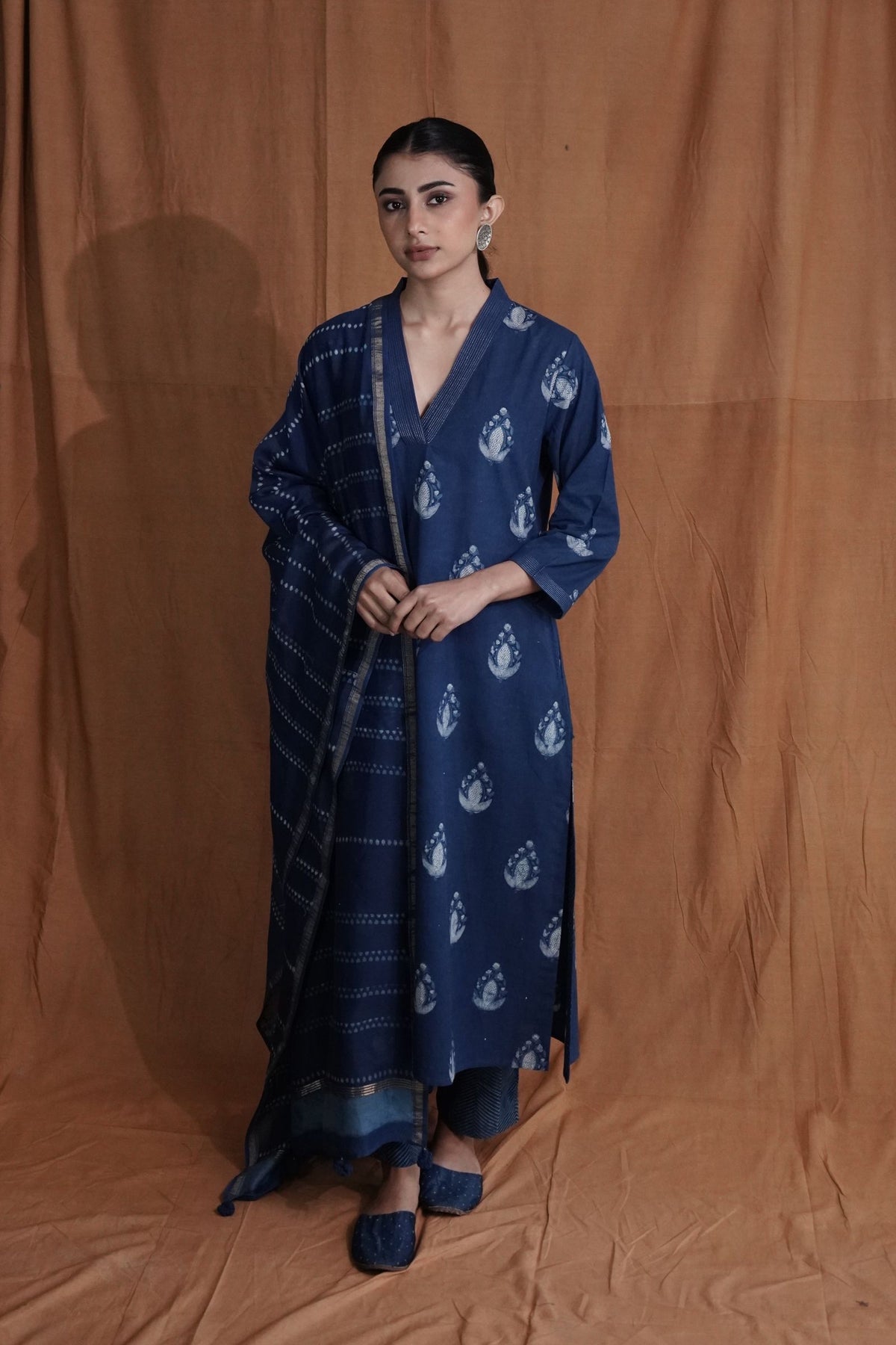 V-neck Butti Kurta : Indigo